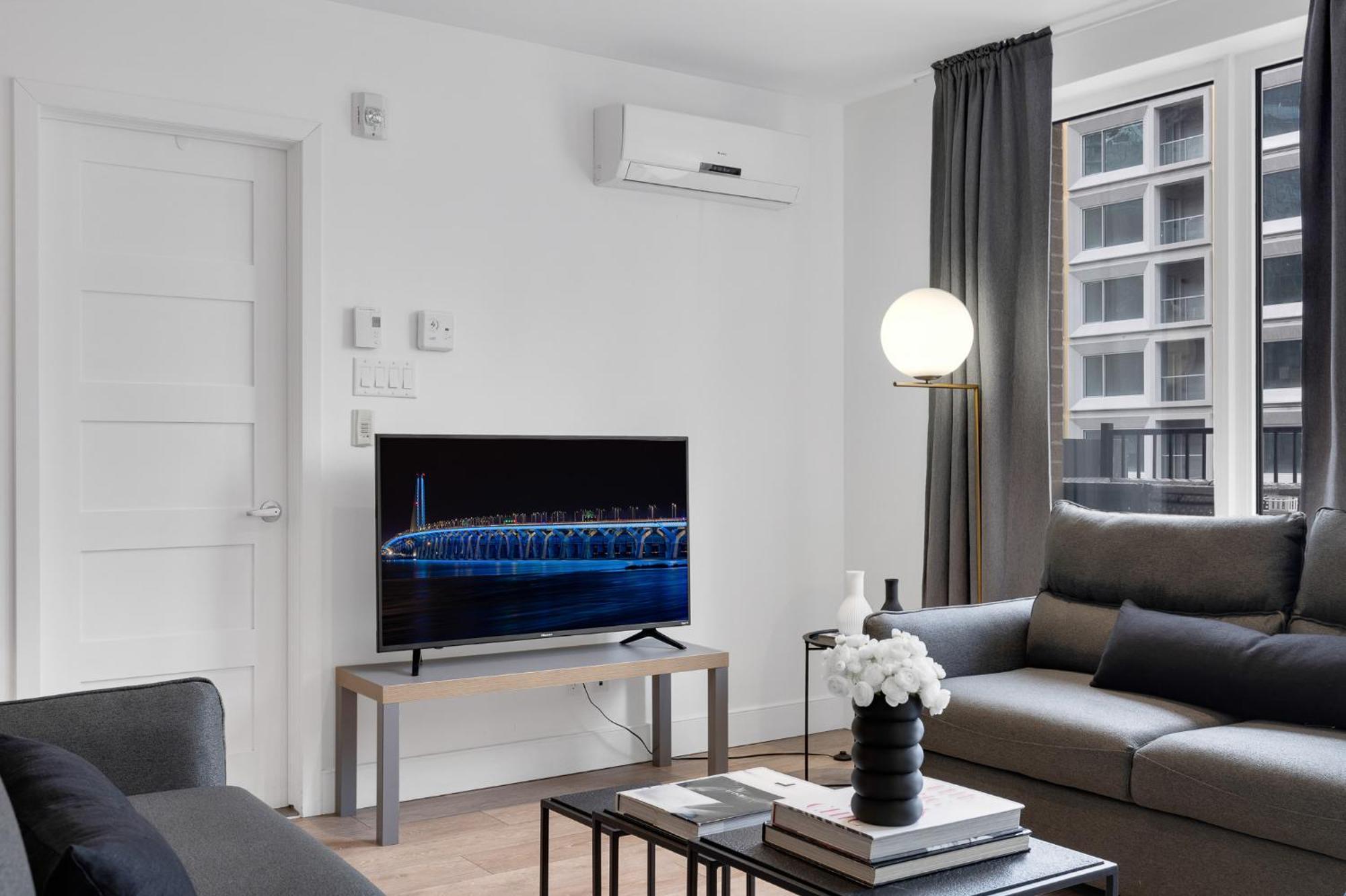 Liv Mtl Downtown Aparthotel มอนทรีอัล ภายนอก รูปภาพ